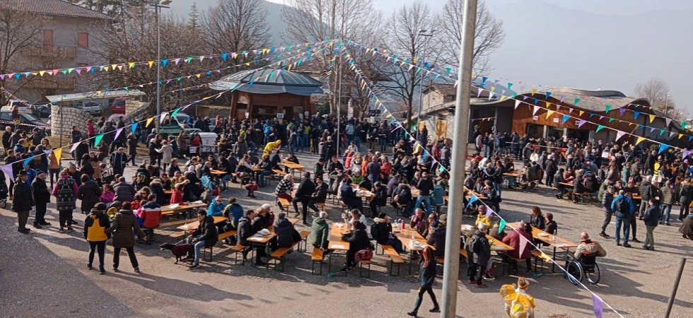 Grande successo per il Carnevale di Trambileno: boom di presenze tra cibo e giochi per i bambini